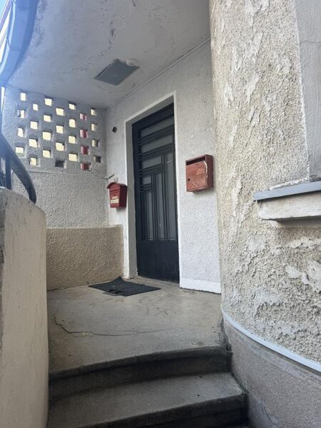 Trei camere, apartament boem pe o intrare linistita.