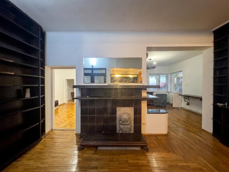 Trei camere, apartament boem pe o intrare linistita.