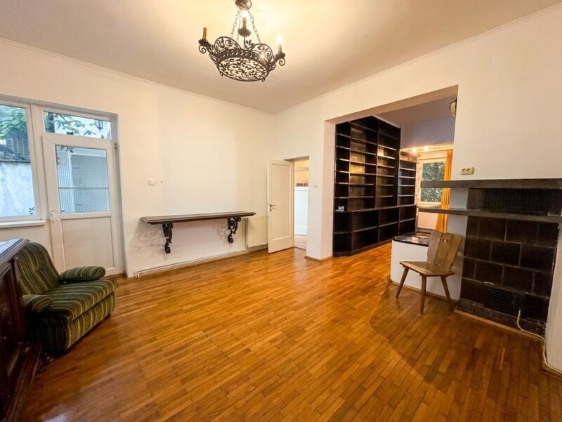 Trei camere, apartament boem pe o intrare linistita.