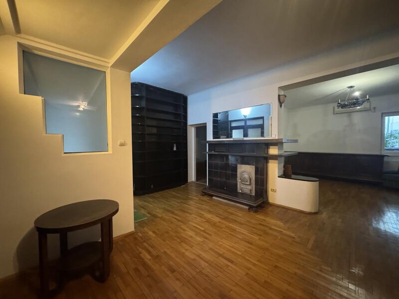 Trei camere, apartament boem pe o intrare linistita.