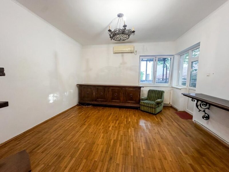 Trei camere, apartament boem pe o intrare linistita.