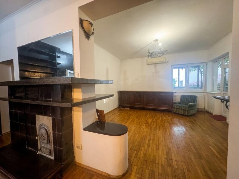 Trei camere, apartament boem pe o intrare linistita.