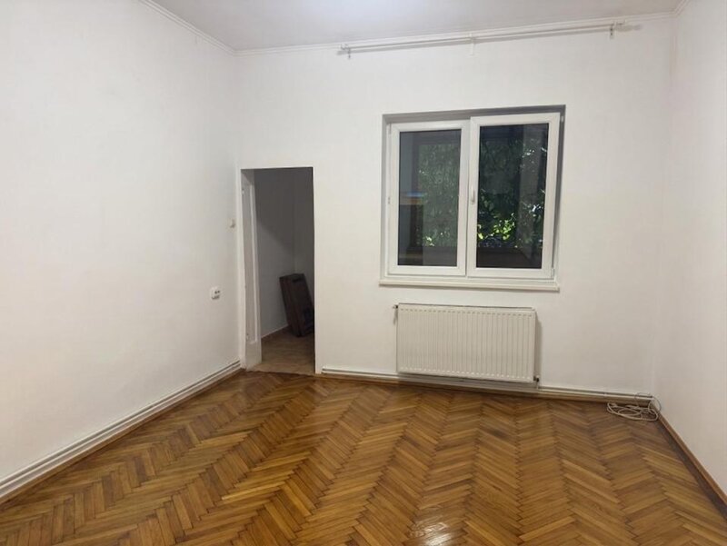 Trei camere, apartament boem pe o intrare linistita.