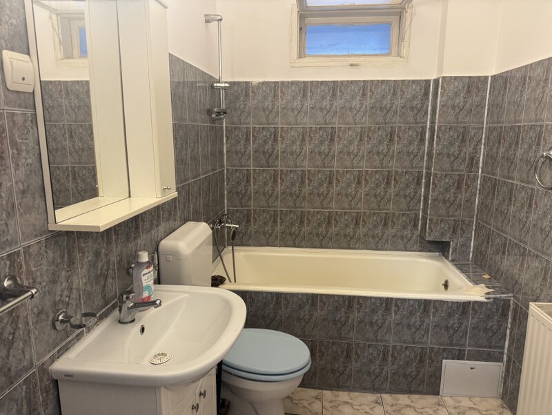 Trei camere, apartament boem pe o intrare linistita.
